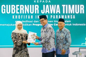 Khofifah terima penghargaan BMPS atas komitmen memajukan pendidikan