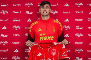 Lorenzo Lucca Resmi Berkostum Nottingham Forest