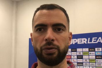 Bek Jordi Amat tak kesulitan dimainkan sebagai gelandang bertahan