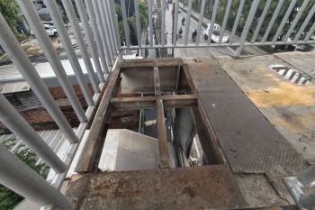 Sejumlah pelat besi JPO Sahabat Jalan Daan Mogot Jakbar hilang