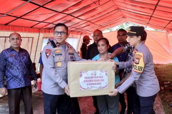 Polda Maluku Utara salurkan bansos ke korban bencana banjir di Halmahera Barat