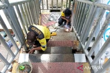 Bina Marga tambal lantai JPO bolong di Daan Mogot Jakbar