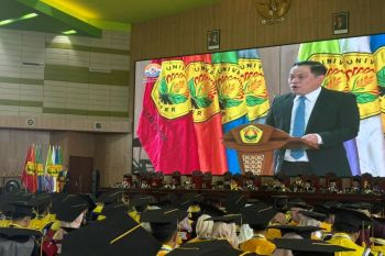 Anggota DPR RI ajak wisudawan Universitas Jember cerdas berinvestasi-bijak berteknologi