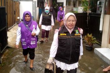 Tenaga medis Dinkes Kota Tangerang sambangi warga terdampak banjir