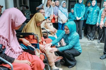 TP PKK Provinsi Lampung serahkan bantuan 15 unit kaki palsu bagi penyandang disabilitas
