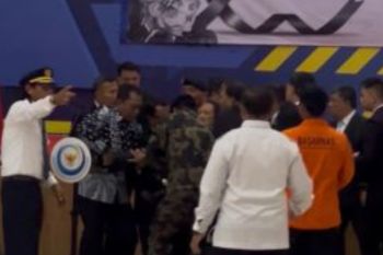 Menteri KKP Pingsan Saat Penghormatan Korban Kecelakaan Pesawat ATR