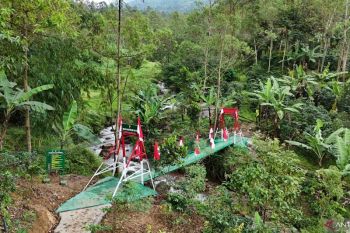 Jembatan gantung Cisurupan mempermudah akses siswa sekolah di Garut