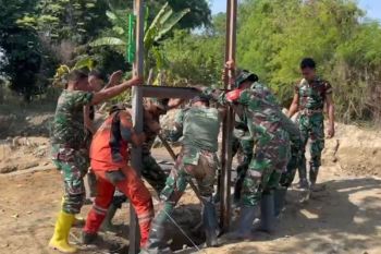 TNI dan warga gotong royong pulihkan rumah, masjid, dan sekolah Aceh