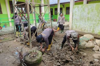 BKO Brimob Polda Kaltim bersihkan sekolah di Aceh Utara