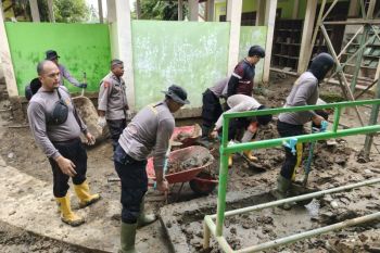 Polres Lhokseumawe dan BKO Brimob Kaltim bersihkan MTsN 10 Sawang Aceh Utara