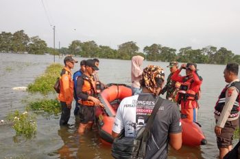Tim SAR cari warga yang terseret banjir di Binuang Serang