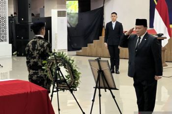 Penghormatan terakhir untuk para korban kecelakaan pesawat