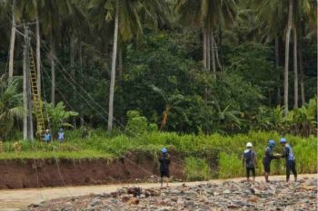 PLN terjang arus sungai 200 meter demi pulihkan listrik di Lombok Barat