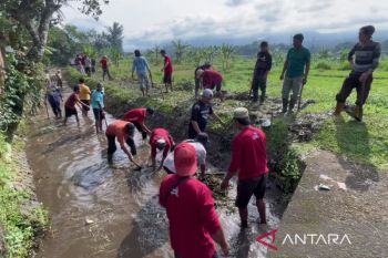 Ribuan petani kerja bakti naikkan sedimen lumpur di Irigasi Soropadan
