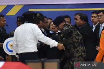 Menteri KKP pingsan saat penghormatan korban kecelakaan pesawat ATR