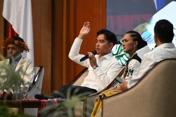 Gibran kunker ke Jateng hadiri gelar wicara di kampus dan Jumenengan