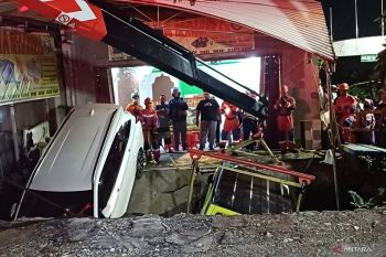 DPKP Surabaya evakuasi dua mobil terperosok akibat parkiran ambrol
