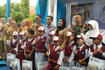 Pemkot Bandarlampung beri bantuan perlengkapan sekolah untuk 18 ribu siswa