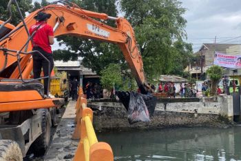 Pemkot Semarang kerahkan alat berat, dukung warga bersihkan sungai