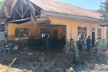 TNI AD kerahkan personel bersihkan sekolah dari lumpur di Aceh