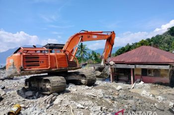 Penyintas bencana di Labuah Agam terbantu alat berat bersihkan rumahnya