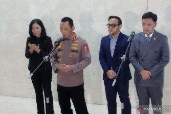 Petugas amankan seorang pria  menyusul penembakan di CBD Sydney