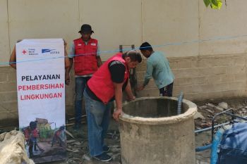 Relawan PMI bersihkan sumur warga terdampak banjir di Aceh Utara