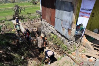 PMI-Universitas Borobudur bantu warga bersihkan sisa material banjir