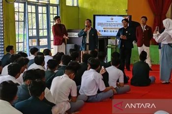 Pelajar MAN Kapuas mendapat edukasi kehidupan dunia perguruan tinggi dari mahasiswa