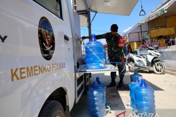 TNI-Kemenko Polkam distribusikan air siap minum ke Tanjung Raya, Agam