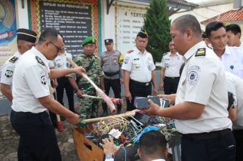 Lapas Kota Agung musnahkan barang sitaan hasil razia kamar narapidana