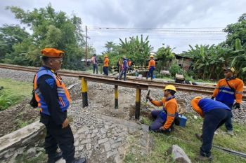 Daop 7 tutup pelintasan tidak resmi di Kediri&nbsp;