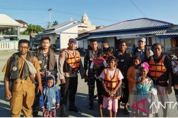 Tim SAR evakuasi 17 penumpang longboat mati mesin di Malra