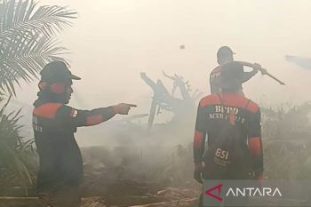 13 personel Mandala Agni bantu pemadamkan kebakaran lahan Aceh Barat