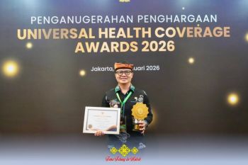 Bupati Tana Tidung Menerima p Penghargaan UHC Award Kategori Madya