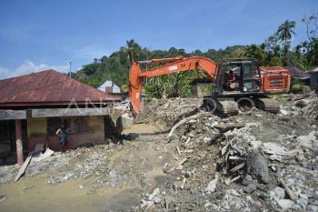 Pengerukan lumpur di Tanjung Raya Agam