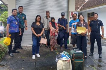 Dinsos Bali pulangkan belasan orang terlantar ke asalnya di awal tahun