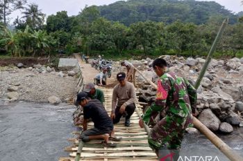 Personel TNI/Polri bangun jembatan darurat pascabanjir di Situbondo