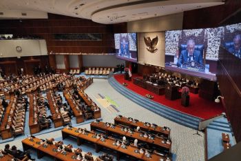 Rapat Paripurna DPR menyetujui Adies Kadir menjadi Hakim MK