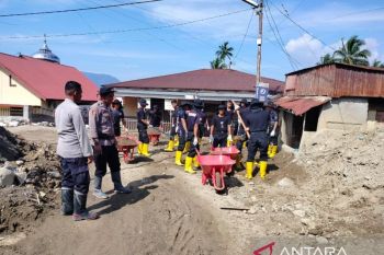 Polri-AUPSTP bantu warga Maninjau bersihkan sisa banjir bandang