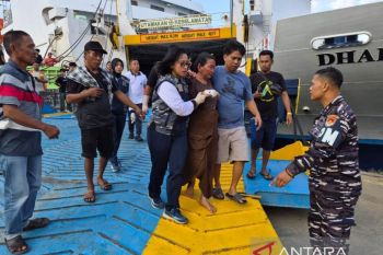 TNI AL evakuasi penumpang korban kapal miring di Balikpapan