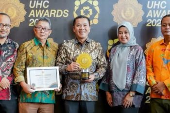 Pemkab Karawang terima penghargaan UHC Awards katagori Madya