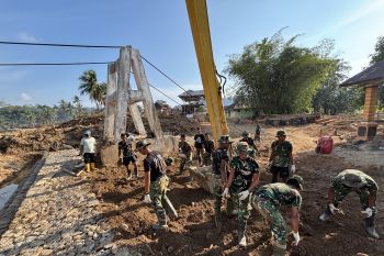 TNI menargetkan pembangunan jembatan gantung di Tukka rampung Februari