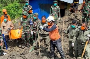 Tim SAR menemukan satu korban longsor di Manggarai Timur