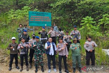 Petugas pasang papan peringatan tambang ilegal kawasan Galian C Batu Bini