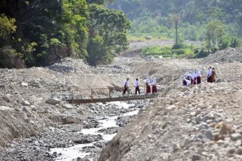 Jembatan darurat di Tanjung Raya Agam