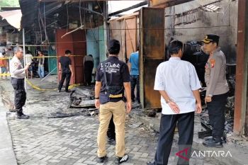 Polres Madiun lakukan olah TKP kebakaran kios burung di Pasar Srijaya