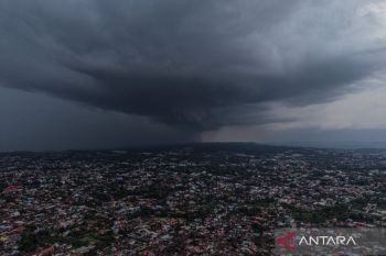 BMKG prakirakan hujan dan hujan petir dominasi guyur kota besar