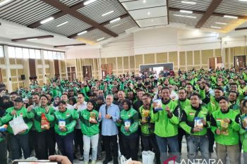Menko Zulhas hadiri pembagian sembako pada ratusan ojek daring