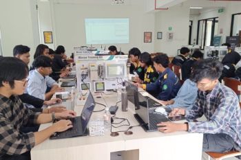 Mahasiswa dan Dosen Vokasi Undip perkuat kompetensi otomasi industri melalui pelatihan bersama